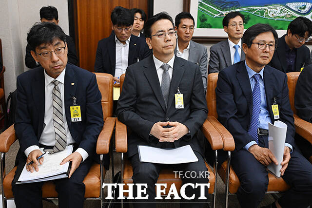 GTX 철근 누락 현안 질의 출석한 이안호 국가철도 공단이사장 직무대행과 이한우 현대건설 대표이사, 감리사인 최동식 삼안 대표이사(왼쪽부터).