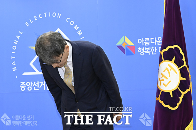 노 위원장이 선거 준비 상황을 설명하고 있다.