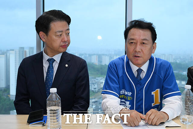 이광재 더불어민주당 경기 하남 갑 국회의원 후보가 20일 오전 경기 하남시 한 아파트 단지에서 열린 ‘감일총연 주관 학부모 교육간담회’에 참석해 참가자들의 질의에 답하고 있다. /하남=김성렬 기자