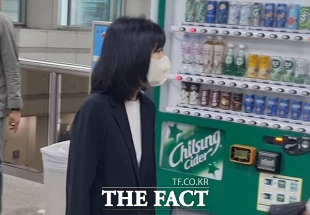 구연경 LG복지재단 대표가 20일 서울고법 형사4-3부 심리로 진행된 자본시장·금융투자업에 관한 법률 위반 혐의 항소심 첫 공판을 마치고 법원을 빠져나가고 있다. /이성락 기자