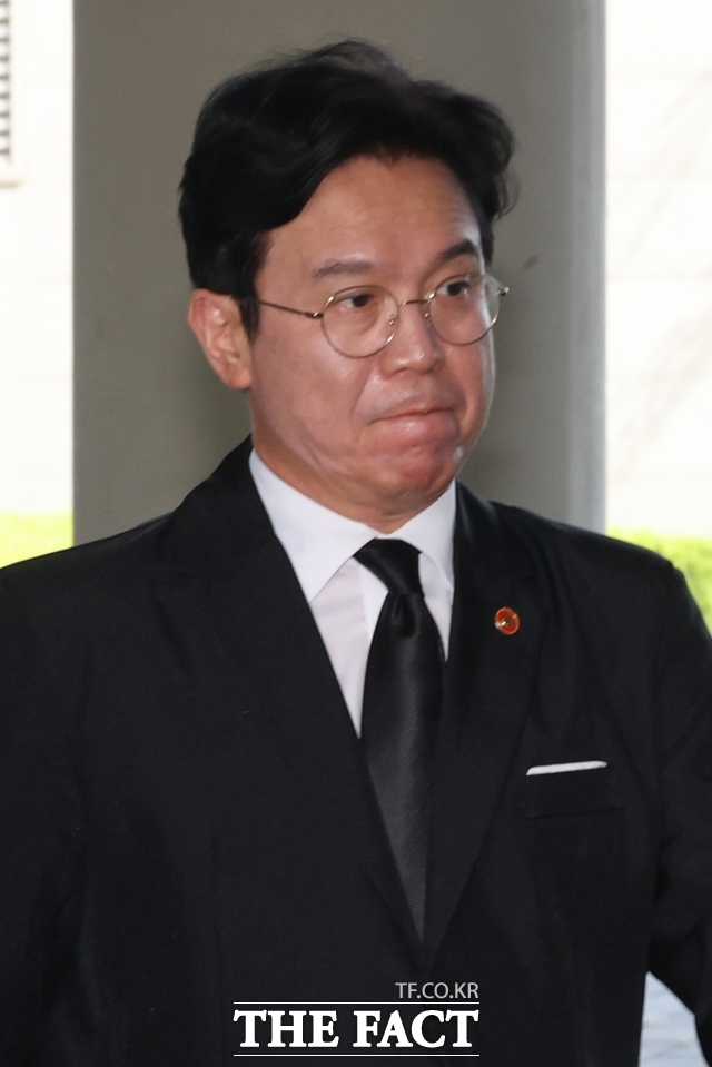 김영훈 고용노동부 장관이 18일 오후 삼성전자 노사 2차 사후조정 절차가 진행 중인 정부세종청사 고용노동부에 도착해 집무실로 들어가고 있다. /세종=임영무 기자