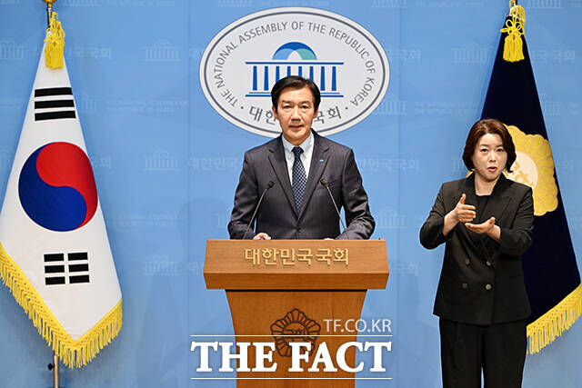 조국 조국혁신당 경기 평택 국회의원 후보가 20일 오전 서울 여의도 국회 소통관에서 기자회견을 열고 발언을 하고 있다. /국회=남용희 기자