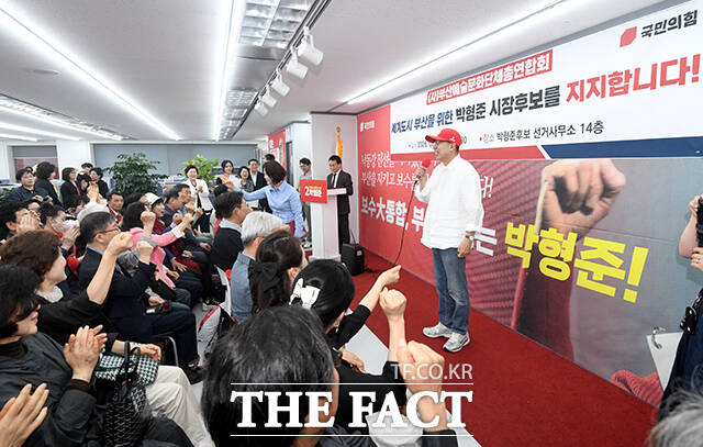 부산 문화예술인 지지에 답하는 박 후보.