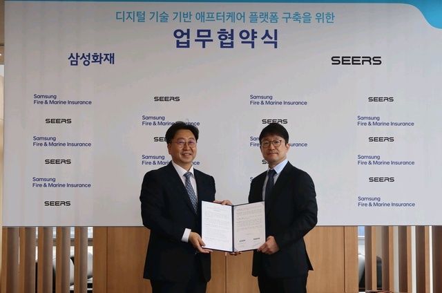 이해성 삼성화재 헬스케어사업팀장 상무(왼쪽)와 이영신 씨어스 대표가 디지털 헬스케어 공동사업 추진을 위한 업무협약식에서 기념촬영을 하고 있다. /삼성화재