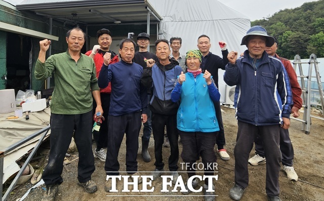 성주군 가천면 청년회는 최근 주거환경이 열악한 지역 내 취약계층 2가구를 직접 찾아 맞춤형 주거환경개선 봉사활동을 펼쳤다. /성주군