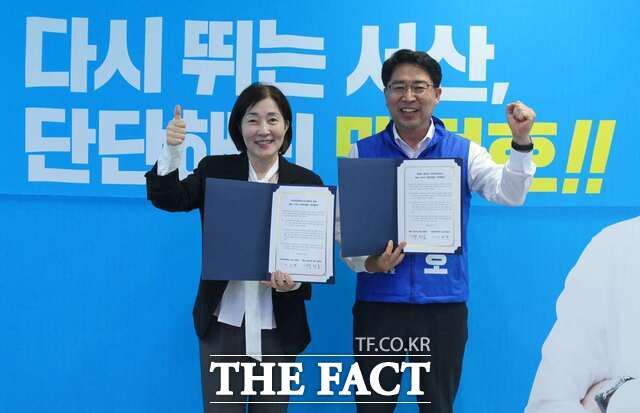이은경 희망제작소 소장(왼쪽)과 맹정호 서산시장 후보가 정책 협약서를 들어 보이고 있다. /맹정호 후보 캠프