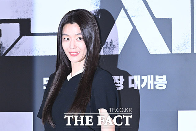 11년 만에 스크린에 복귀한 전지현은 생명공학자이자 정체불명 감염자들의 행동과 진화 패턴을 읽어내 어떻게든 생존자들을 이끌고 탈출하기 위해 애쓰는 리더 권세정 역을 맡아 극을 이끈다. /서예원 기자