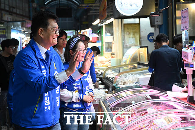 시장 상인들과 인사 나누는 송영길 연수갑 후보.