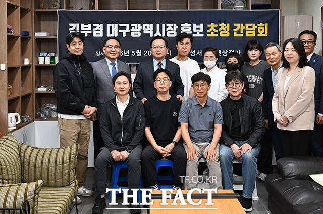 김부겸 더불어민주당 대구시장 후보가 20일 오후 대구 달서구 성서아울렛타운에서 상인회 관계자들과 간담회를 갖고 있다. /대구=박헌우 기자