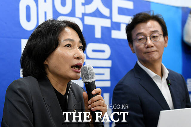 간담회 참석해 발언하는 서미화 더불어민주당 의원(왼쪽) 바라보는 전 후보.