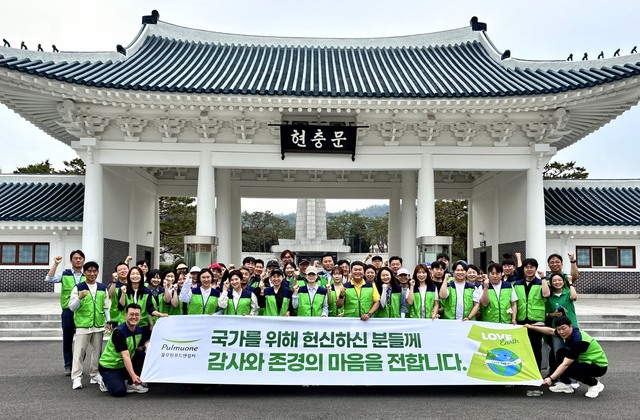 풀무원푸드앤컬처 이동훈 대표와 임원진, 본사 및 사업장 임직원 등 60여 명이 19일 6월 호국보훈의 달을 맞아 서울 국립현충원에서 묘역 정화 봉사활동을 진행한 뒤 기념 촬영을 하고 있다. /풀무원푸드앤컬처