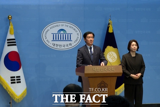 조국 조국혁신당 경기 평택 국회의원 후보가 20일 오전 서울 여의도 국회 소통관에서 김용남, 김재연 평택을 후보에게 공동 공약 발표 제안을 하고 있다. /국회의사당=김기범 기자