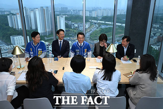 이광재 더불어민주당 경기 하남 갑 국회의원 후보가 20일 오전 경기 하남시 한 아파트 단지에서 열린 ‘감일총연 주관 학부모 교육간담회’에 참석해 참가자들의 질의에 답하고 있다. /하남=김성렬 기자