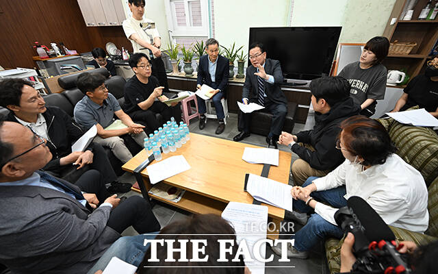 김부겸 더불어민주당 대구시장 후보가 20일 오후 대구 달서구 성서아울렛타운에서 상인회 관계자들과 간담회를 갖고 있다. /대구=박헌우 기자
