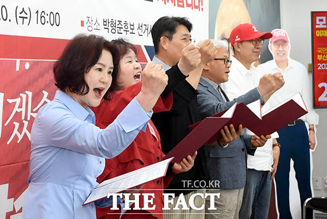 지지 선언하는 부산 문화예술인들.