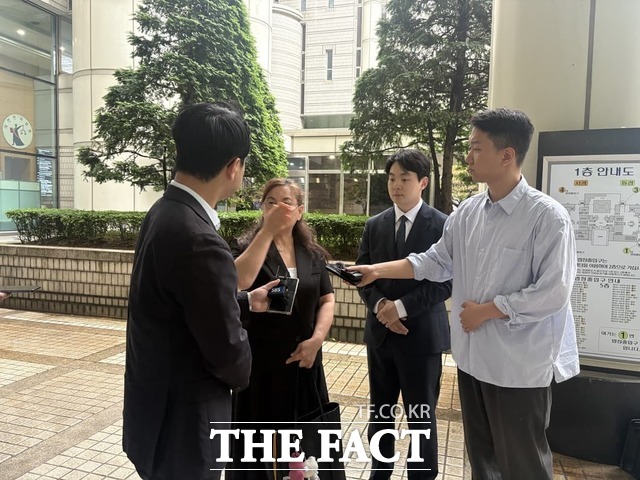 고 박주원 양의 유족 측이 학교폭력 가해자와 서울시교육감 등을 상대로 제기한 손해배상 청구 소송의 항소심 변론기일이 열린 20일 박 양의 유족 측이 취재진과 만나 입장을 밝히고 있다. /정예은 기자