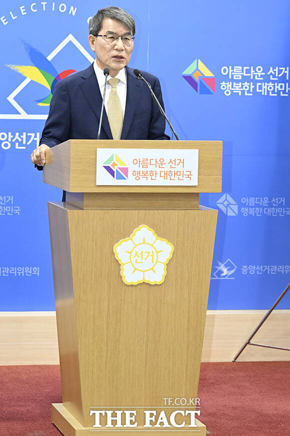 노 위원장이 선거 준비 상황을 설명하고 있다.