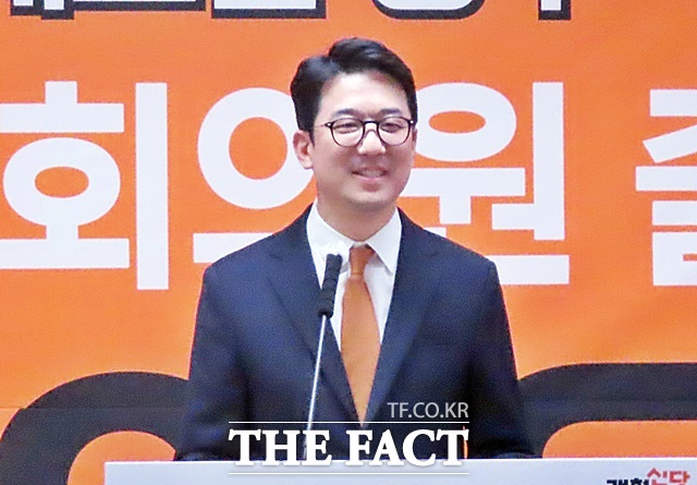 이은창 개혁신당 공주·부여·청양 국회의원 보궐선거 후보가 20일 공주시청 브리핑룸에서 출마 기자회견을 갖고 있다. /김형중 기자