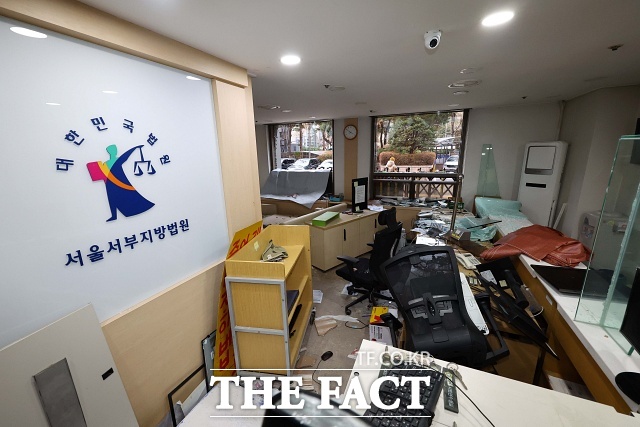 서부지법 폭동에 가담한 2명이 1심에서 징역형 집행유예를 선고 받았다. /뉴시스