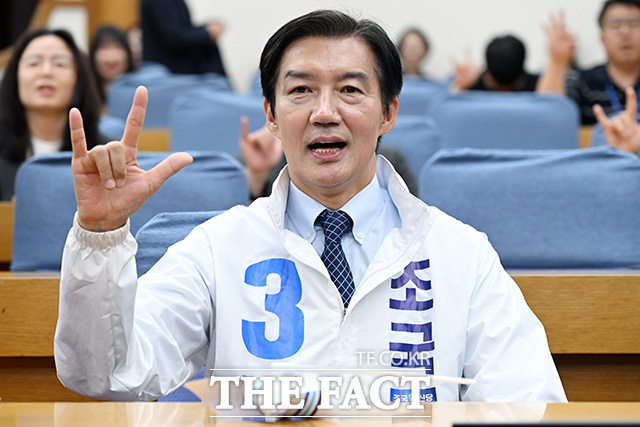 인사말 하는 조국 조국혁신당 경기 평택 국회의원 후보.