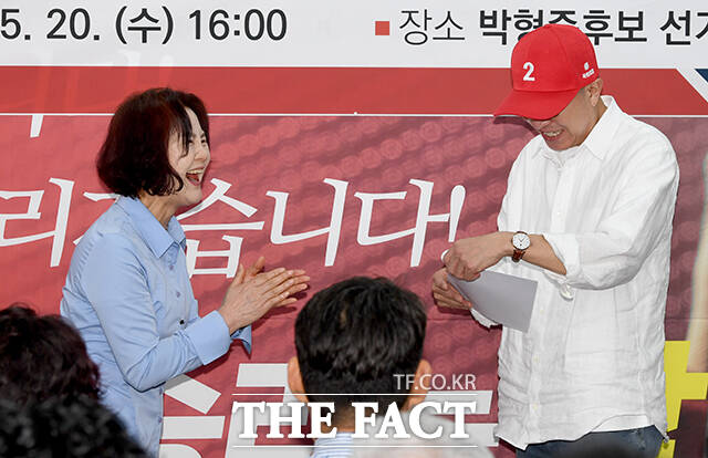 부산 문화예술인들로부터 정책 건의문을 전달받은 박 후보.