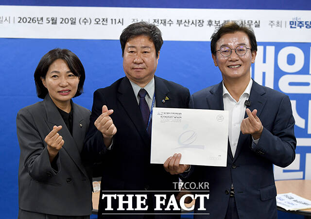 성건호 부산지체장애인협회 사무처장(가운데)이 정책 제안서를 전 후보(오른쪽)에게 전달한 뒤 기념사진을 찍고 있다. 왼쪽은 서 의원.