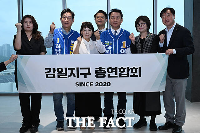 이광재 더불어민주당 경기 하남 갑 국회의원 후보가 20일 오전 경기 하남시 한 아파트 단지에서 열린 ‘감일총연 주관 학부모 교육간담회’에 참석해 참가자들의 질의에 답하고 있다. /하남=김성렬 기자