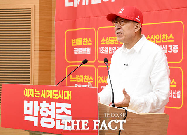 박형준 국민의힘 부산시장 후보가 20일 오후 부산 연제구 부산광역시의회 브리핑룸에서 5호 공약을 발표하고 있다. /부산=박상민 기자