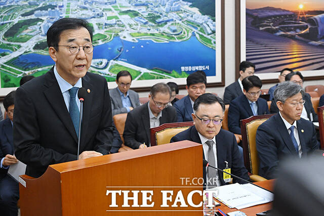 현안 보고하는 김윤덕 국토교통부 장관(왼쪽).