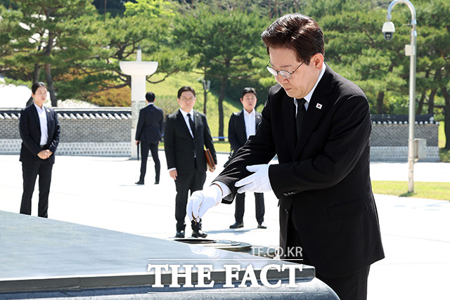 이재명 대통령은 20일 7년 전 논란이 된 양말 광고를 지목해 