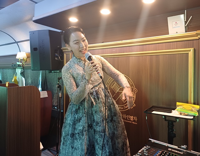 이다연은 특히 밝고 활달한 성격, 누구와도 쉽게 어울리는 붙임성 덕분에 주변에서는 그를 ‘국악 아이돌’이라 부른다. 최근에는 코레일과 함께하는 국내 명승지 순방 프로그램 국악와인열차 효(孝) 공연으로 큰 주목을 받으며 중장년 여행객들 사이에서 입소문을 타고 있다. /국악와인열차