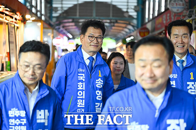 시장 상인들과 인사 나누는 송영길 연수갑 후보.