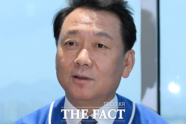 이광재 더불어민주당 경기 하남 갑 국회의원 후보가 20일 오전 경기 하남시 한 아파트 단지에서 열린 ‘감일총연 주관 학부모 교육간담회’에 참석해 참가자들의 질의에 답하고 있다. /하남=김성렬 기자