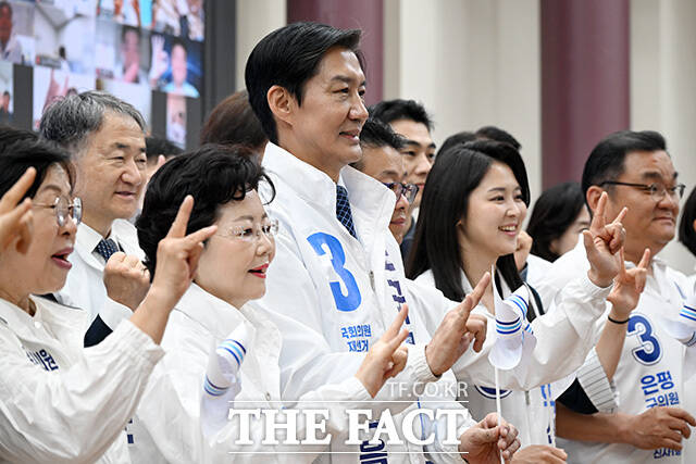인사말 하는 조국 조국혁신당 경기 평택 국회의원 후보.