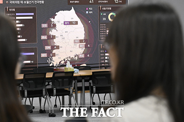 전광판에 국회의원 재·보궐선거 현황이 표시돼 있다.