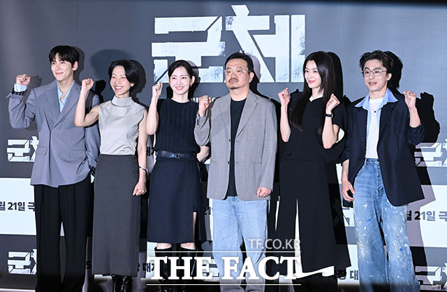 배우 지창욱과 김신록, 신현빈, 연상호 감독, 배우 전지현, 구교환(왼쪽부터)이 20일 오후 서울 용산구 CGV 용산 아이파크몰에서 열린 영화 ‘군체’ 언론배급시사회 및 기자간담회에 참석해 포즈를 취하고 있다. /서예원 기자
