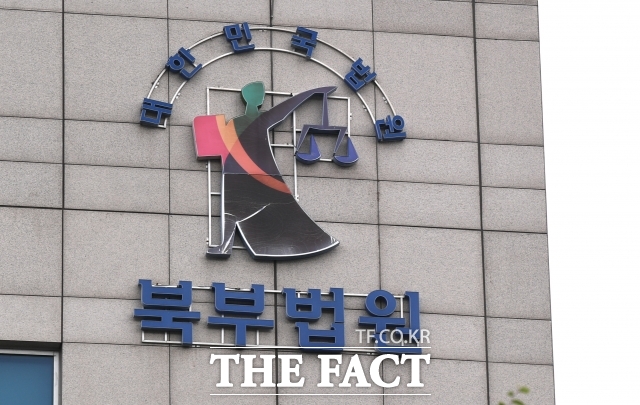 경찰이 80대 할아버지를 흉기로 살해한 혐의를 받는 20대 여성을 구속했다. /더팩트DB