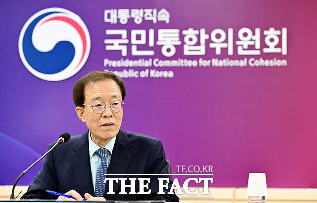 이석연 대통령직속 국민통합위원회 위원장은 20일 청와대 한 행정관이 사실상의 경고성 메일을 보냈다며 유감을 표명했다. 이 위원장이 7일 오전 서울 종로구 정부서울청사에서 열린 고문단 위촉식 및 제1차 회의에 참석해 모두발언을 하고 있다. /임영무 기자