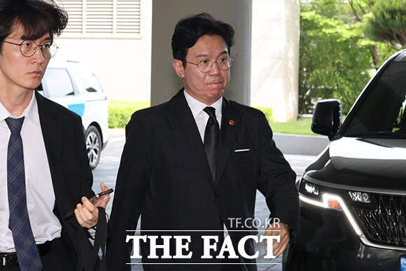 김영훈 고용노동부 장관이 지난 18일 오후 삼성전자 노사 2차 사후조정 절차가 진행 중인 정부세종청사 고용노동부에 도착해 집무실로 들어가고 있다. /세종=임영무 기자