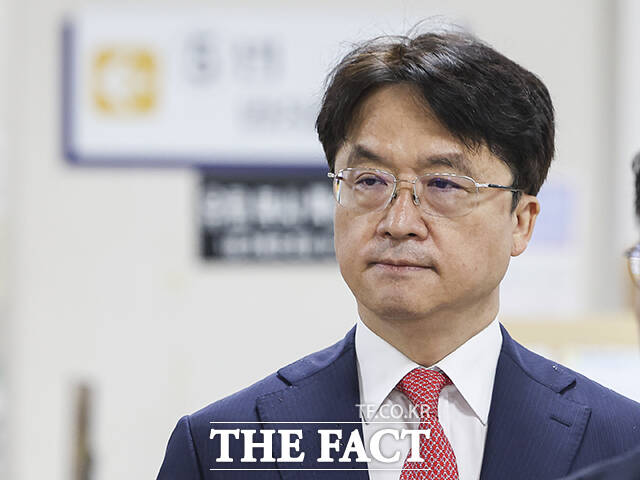 박현종 전 BHC 회장이 20일 오후 서울 서초구 서울중앙지방법원에서 열린 횡령·배임 혐의 공판에 출석하고 있다./사진공동취재단