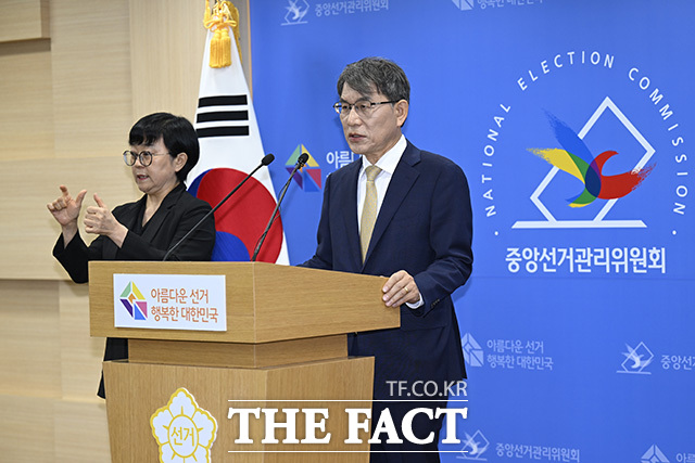 노 위원장이 선거 준비 상황을 설명하고 있다.