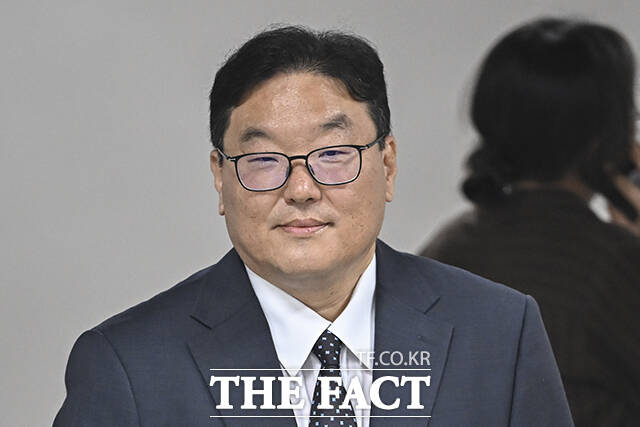 '쿠팡 퇴직금 미지급 사건' 관련 직권남용 권리행사 방해 및 국회에서의 증언·감정 등에 관한 법률 위반 혐의를 받는 엄희준 광주고검 검사(왼쪽)와 직권남용 권리행사 방해 혐의를 받는 김동희 부산고검 검사가 20일 오전 서울 서초구 서울중앙지법에서 열린 첫 공판에 출석하고 있다. /사진공동취재단