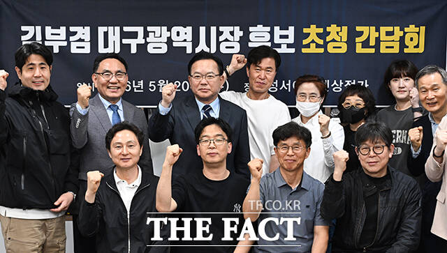 김부겸 더불어민주당 대구시장 후보가 20일 오후 대구 달서구 성서아울렛타운에서 상인회 관계자들과 간담회를 갖고 있다. /대구=박헌우 기자