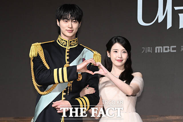 배우 변우석(왼쪽)과 아이유가 출연한 MBC 금토드라마 21세기 대군부인이 역사 왜곡 논란으로 거센 비판을 받고 있는 가운데 대본을 집필한 유지원 작가가 뒤늦게 사과했다. 사진은 지난달 6일 오후 서울 강남구 조선 팰리스 서울 강남에서 열린 21세기 대군부인 제작발표회에 참석한 모습. /김성렬 기자