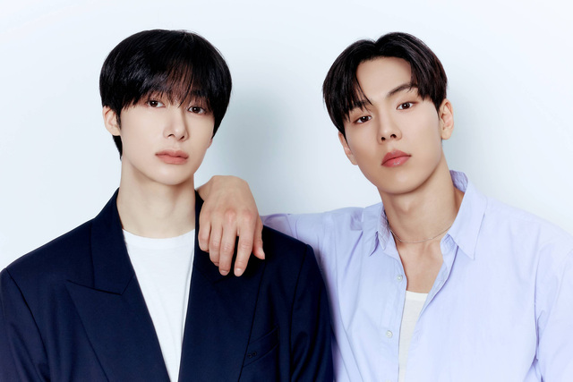 그룹 몬스타엑스의 유닛 셔누X형원의 형원(왼쪽)과 셔누가 19일 오전 서울 강남구 스타쉽엔터테인먼트 사옥에서 진행된 인터뷰에 참석해 포즈를 취하고 있다./스타쉽엔터테인먼트