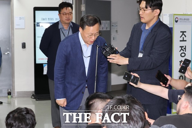 20일 정부세종청사 중앙노동위원회에서 삼성전자 사측 대표교섭위원인 여명구 DS(디바이스솔루션·반도체 사업 담당) 피플팀장이 노사협상 결렬에 따른 입장을 밝힌 뒤 인사하고 있다. /뉴시스