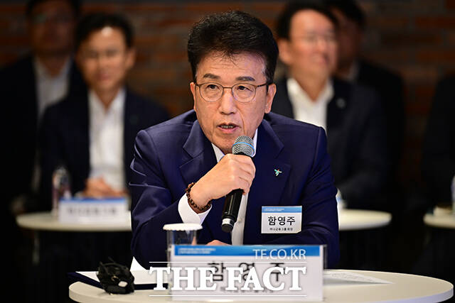 함영주 하나금융그룹 회장이 지난달 30일 오후 서울 강남구 팁스타운S6에서 열린 벤처투차 활성화, 모두의 창업 프로젝트 및 생산적 금융 대전환을 위한 업무협약에 참석해 발언하고 있다. /남윤호 기자