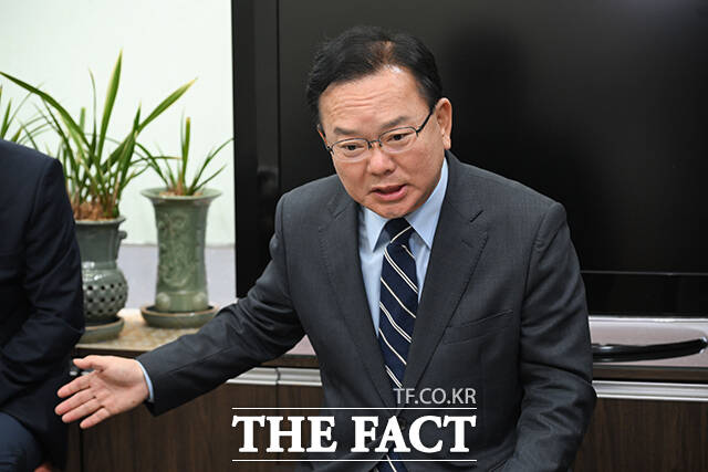 김부겸 더불어민주당 대구시장 후보가 20일 오후 대구 달서구 성서아울렛타운에서 상인회 관계자들과 간담회를 갖고 있다. /대구=박헌우 기자