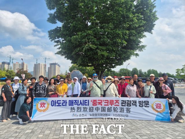 크루즈 관광객들은 순천만국가정원 장미동산과 테마정원 등 계절 꽃들로 가득 찬 정원에서 오래 머물렀다. /에이치에스레저산업