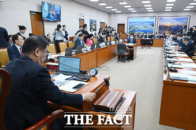 회의 주재하는 맹성규 국토위원장.